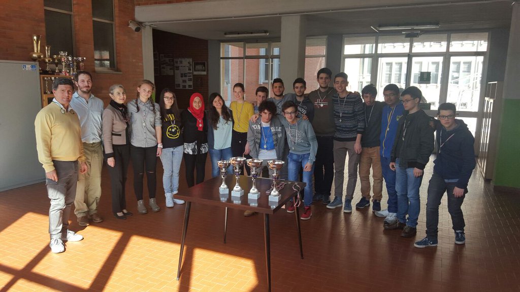Gli alunni del Galilei di Voghera partecipanti ai Campionati Studenteschi di scacchi nel 2016. A sinistra il Prof. Illuminati e la Dirigente Daniela Lazzaroni.
