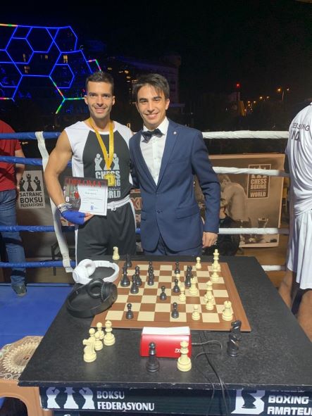 Marco Muccini vince la medaglia d'oro in Turchia nel chessboxing-fit.
